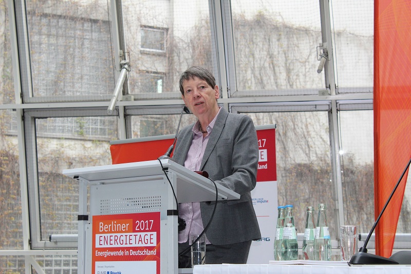 Will keineswegs fossile Brennstoffe im Wärmemarkt verbieten, nur den Rahmen anders setzen: Bundesumweltministerin Barbara Hendricks. Foto: Urbansky