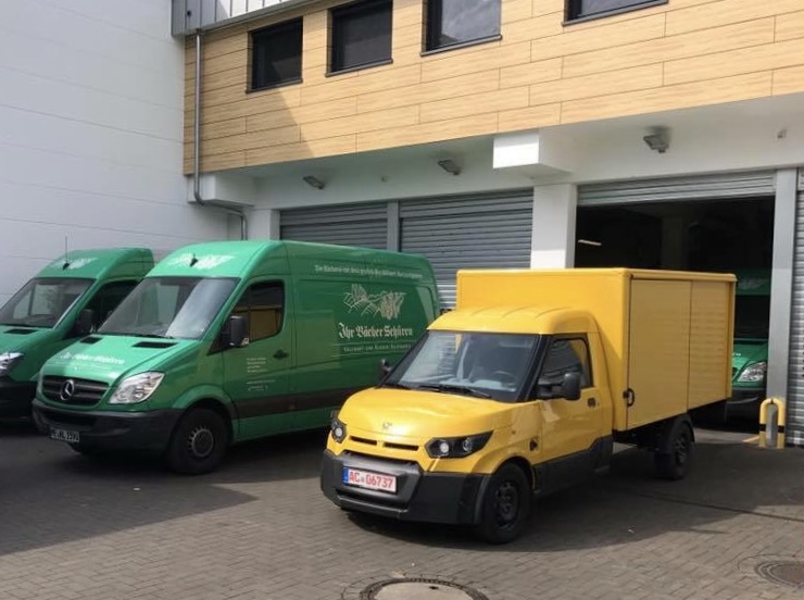 E‑Auto-​Selbsthilfegruppe koope­riert mit Post-Tochter