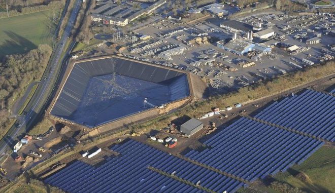 4by3 Der 200.000 Kubikmeter Wasser fassende Erdbeckenspeicher in Voljens/Dänemark, nebst der ihn erwärmenden Solarthermieanlage. Foto: Acron-Sunmark
