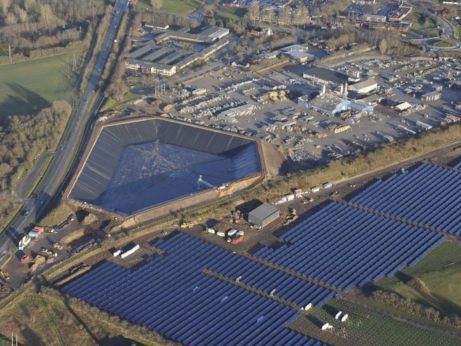 Der 200.000 Kubikmeter Wasser fassende Erdbeckenspeicher in Voljens/Dänemark, nebst der ihn erwärmenden Solarthermieanlage. Foto: Acron-Sunmark
