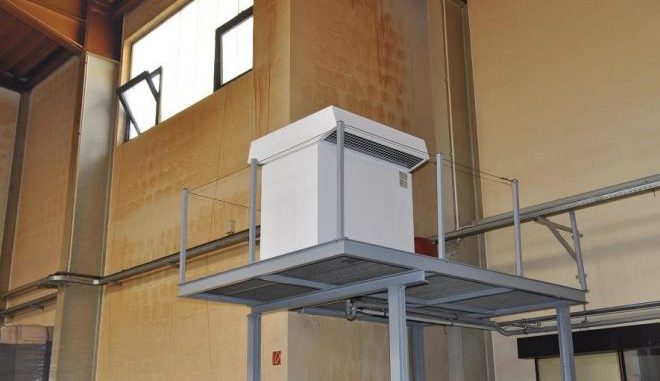 4by3 Wo die warme Abwärme hinströmt, wird diese von der Wärmepumpe "geerntet" - nämlich in einer Höhe von vier Metern in einer Produktionshalle. Foto: Stiebel Eltron