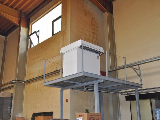 Wo die warme Abwärme hinströmt, wird diese von der Wärmepumpe "geerntet" - nämlich in einer Höhe von vier Metern in einer Produktionshalle. Foto: Stiebel Eltron