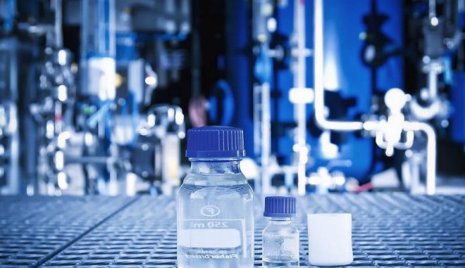4by3111 Blue Crude ist ein kristallklares, flüssiges Gemisch aus unterschiedlichen Kohlenwasserstoffketten. Es dient als Ausgangsstoffe für die Chemie-Industrie oder per Raffination zur Gewinnung von Brennstoffen. Foto: sunfire / renedeutscher.de