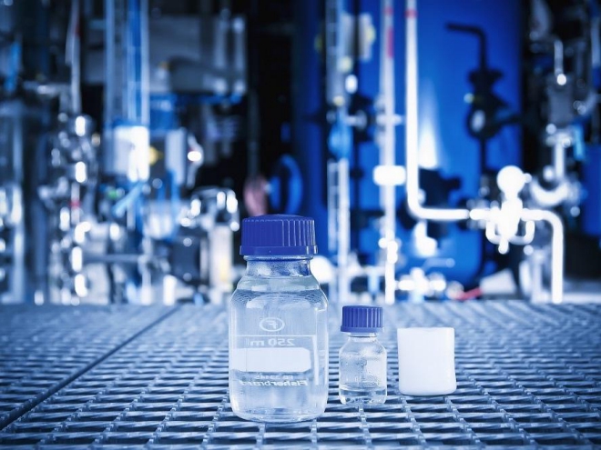 Blue Crude ist ein kristallklares, flüssiges Gemisch aus unterschiedlichen Kohlenwasserstoffketten. Es dient als Ausgangsstoffe für die Chemie-Industrie oder per Raffination zur Gewinnung von Brennstoffen. Foto: sunfire / renedeutscher.de