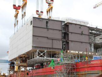 Montage einer Umspannstation für einen Offshore-Windpark. Diese Umspannstation ist – im Gegensatz zur bisherigen Praxis – unbemannt. Auch das spart zukünftig Kosten. Foto: Urbansky