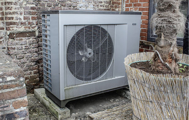 Platz zum Aufstellen einer Luft-Wasser-Wärmepumpe findet sich immer. Er muss nur weit genug weg vom Nachbarn sein. Foto: Urbansky