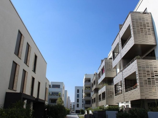 Rollläden (links) oder bauliche Überhänge sind zwei Möglichkeiten, mit Verschattung die Sonneneinstrahlung in einen Baukörper zu reduzieren. Foto: Urbansky