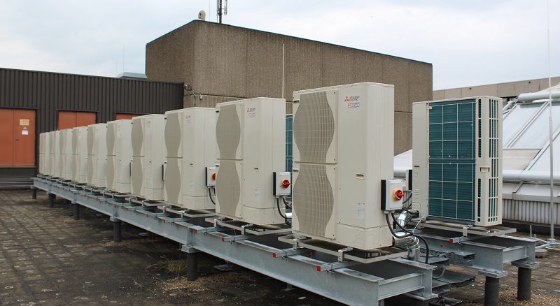 Vier Kaskaden mit Luft-Wasser-Wärmepumpen beheizen und Kühlen ein Einkaufszentrum in Rheydt. Foto: Urbansky