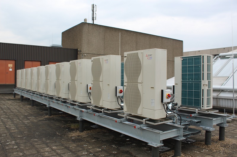 Vier Kaskaden mit Luft-Wasser-Wärmepumpen beheizen und Kühlen ein Einkaufszentrum in Rheydt. Foto: Urbansky