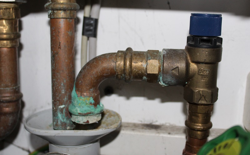 Das Sicherheitsventil, hier für Trinkwasser, weil blau, mit dem Auffangtrichter im Hintergrund. Foto: Urbansky