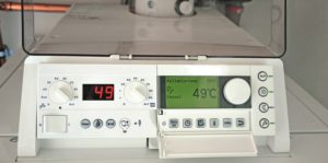 Die Solarthermie sorgt dafür, dass in den Sommer- und Übergangsmonaten fast kein Heizöl verbraucht wird. Ein benutzerfreundliches Steuerungsmodul stellt Raumsolltemperatur und solare Heizungsunterstützung einfach und übersichtlich ein. Foto: IWO