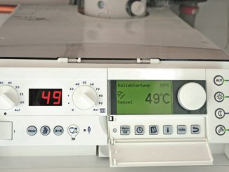 Die Solarthermie sorgt dafür, dass in den Sommer- und Übergangsmonaten fast kein Heizöl verbraucht wird. Ein benutzerfreundliches Steuerungsmodul stellt Raumsolltemperatur und solare Heizungsunterstützung einfach und übersichtlich ein. Foto: IWO