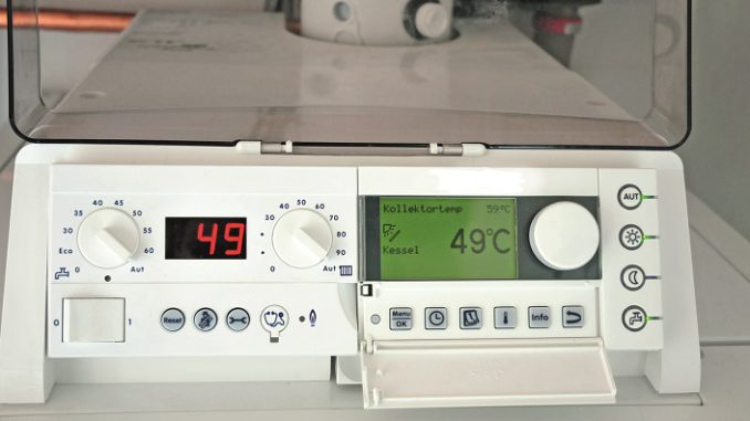 44 Prozent weniger Heizöl nach Sanierung in Agathenburg - Viel gespart mit neuer Heizung und Solaranlage Die Solarthermie sorgt dafür, dass in den Sommer- und Übergangsmonaten fast kein Heizöl verbraucht wird. Ein benutzerfreundliches Steuerungsmodul stellt Raumsolltemperatur und solare Heizungsunterstützung einfach und übersichtlich ein. Foto: IWO