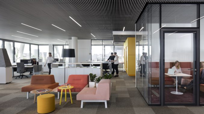 WH1700-1945 BiU Arbeitsplatzkonzepte nutzen Tageslicht und energiesparende Leuchtsysteme wie LEDs. Foto: Selux