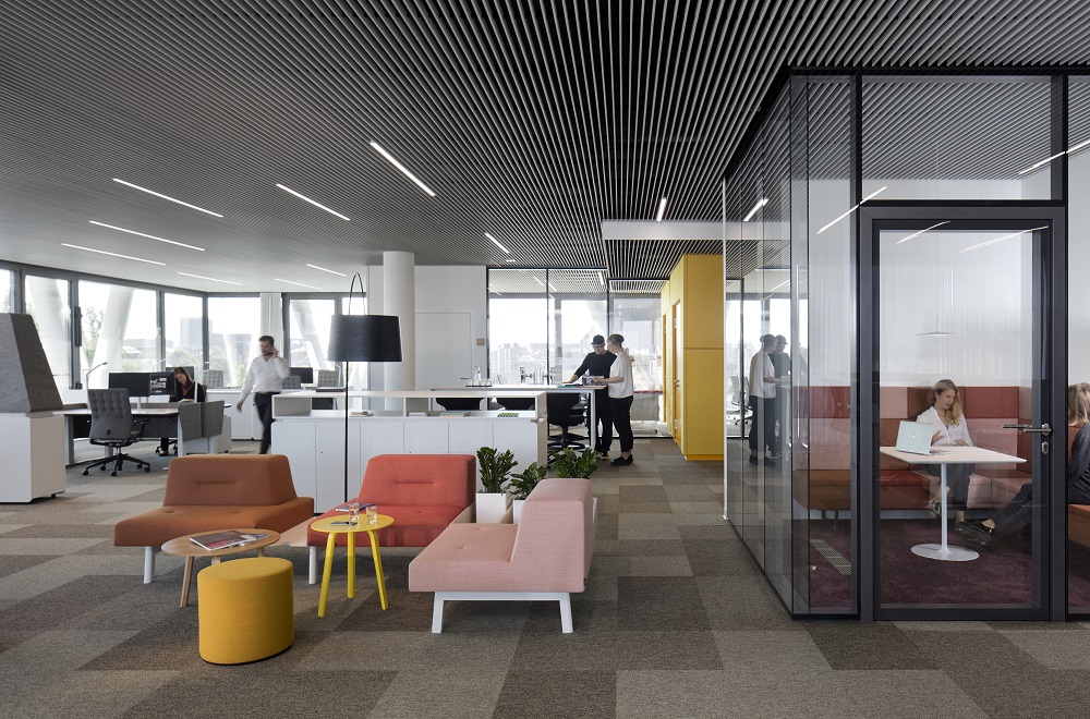 BiU Arbeitsplatzkonzepte nutzen Tageslicht und energiesparende Leuchtsysteme wie LEDs. Foto: Selux