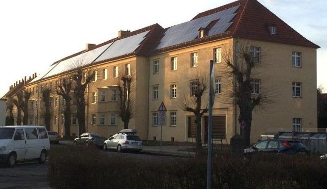PV-Anlagen bei einer Dachsanierung gleich mit installieren und damit Mieterstrommodelle möglich machen, ist eine der Szenarien, mit denen die Energiewende in den eigenen vier Wänden gelingen kann. Foto: Urbansky