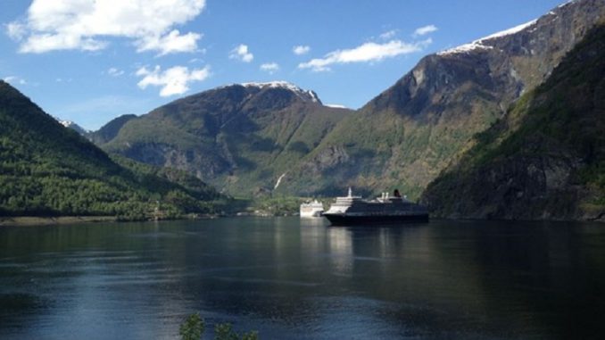 kreuzfahrt Zwei Kreuzfahrtschiffe in einem norwegischen Fjord. Foto: FeWo-direkt