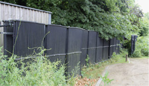 Dieser Zaun aus Solarabsorbern regeneriert den Eisspeicher. Die Wärmepumpe kann aber zu Heizzwecken auch direkt darauf zugreifen. Foto: Urbansky