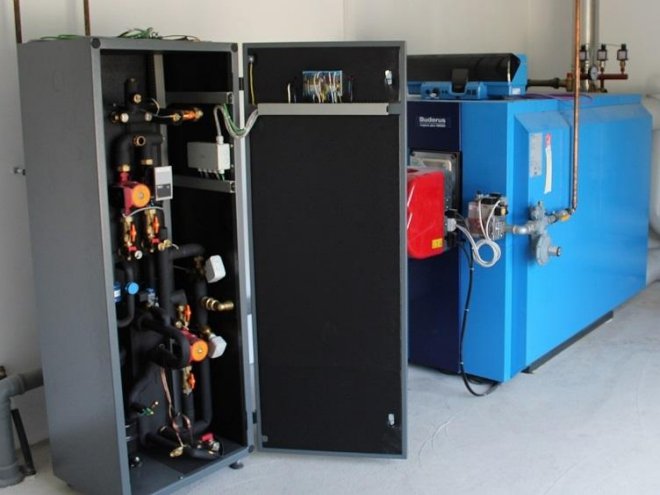 Wärmenetze, links eine Übergabestation für ein Einfamilienhaus, können im Zuge der Wärmewende einen Beitrag zur Kohlendioxid-Reduzierung leisten. Foto: Urbansky