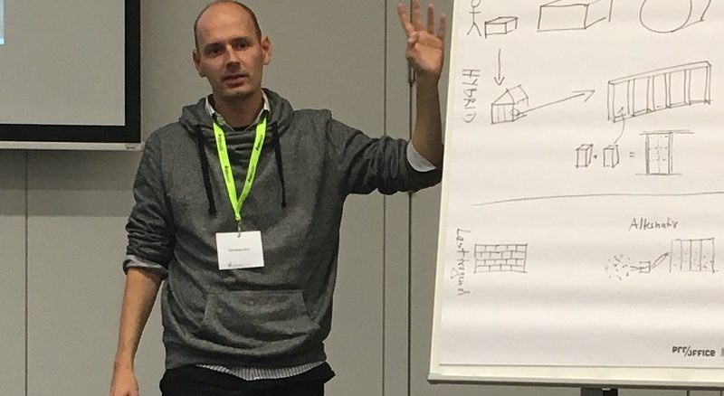 Christian Keil erläutert den Bau eines Strohballenhauses. Foto: Urbansky