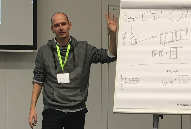 Christian Keil erläutert den Bau eines Strohballenhauses. Foto: Urbansky