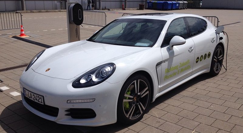 Ein Porsche an der Stromzapfsäule – ein Anblick, an dem man sich gewöhnen muss. Foto: Urbansky