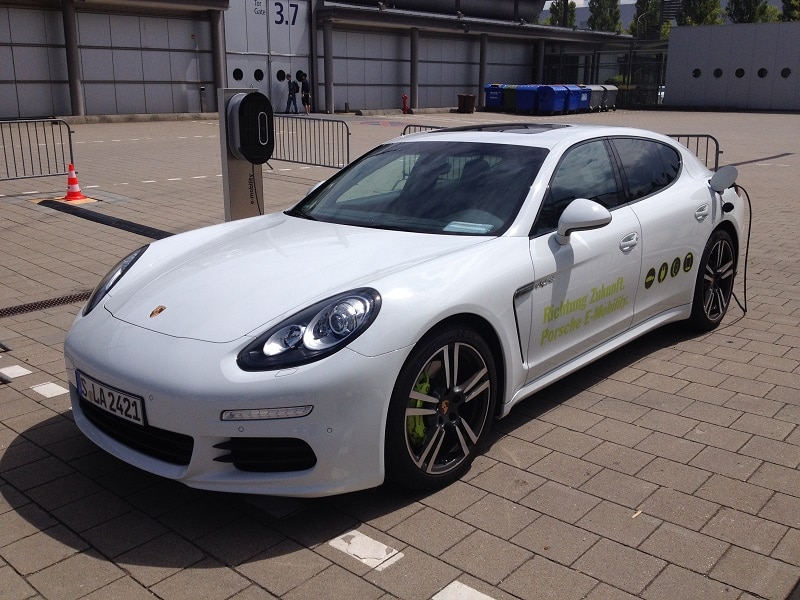 Ein Porsche an der Stromzapfsäule – ein Anblick, an dem man sich gewöhnen muss. Foto: Urbansky