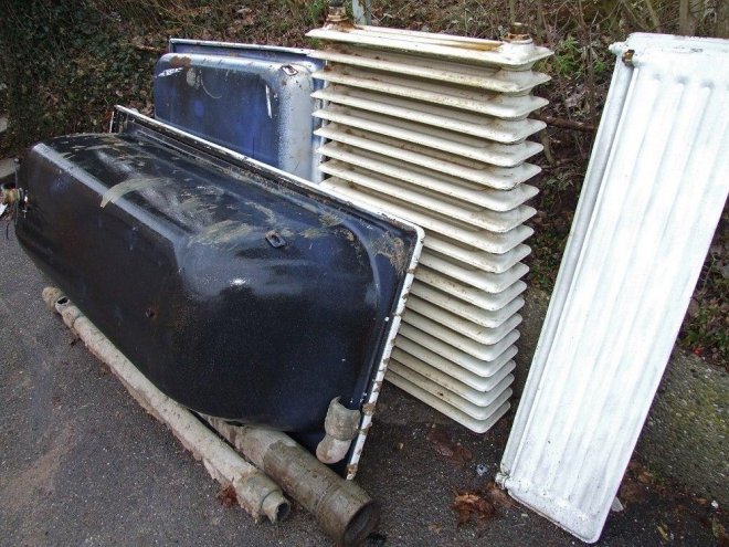 Alte Radiatoren sollten bei einem Heizsystemwechsel oder bei einer energetischen Sanierung ausgewechselt werden. Foto: Rainer Sturm / pixelio.de