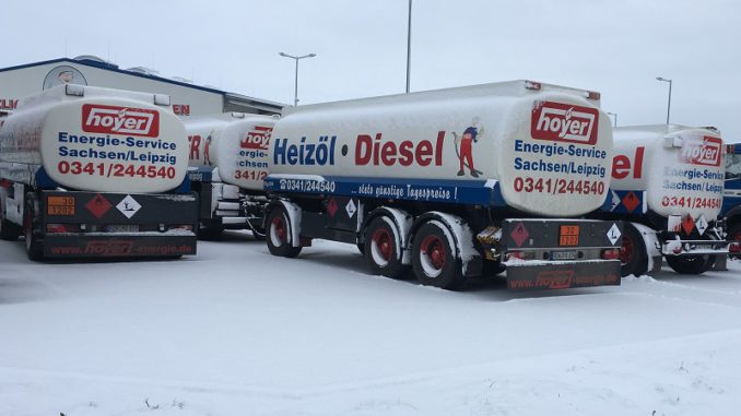 IMG_0626 Durch die Unabhängigkeit der Ölheizer können die Tanklaster im Winter auch schon mal rumstehen. Foto: Urbansky