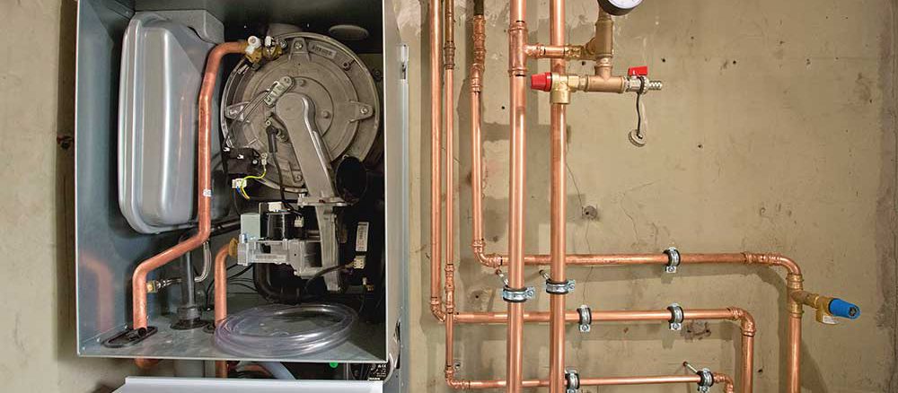 Wird ein neuer Heizkessel eingebaut, sollten auch die Rohrleitungen überprüft werden. Eine Dämmung der Heizungsrohre ist auch im Bestand bei Sanierungen Pflicht. Foto: ZVSHK