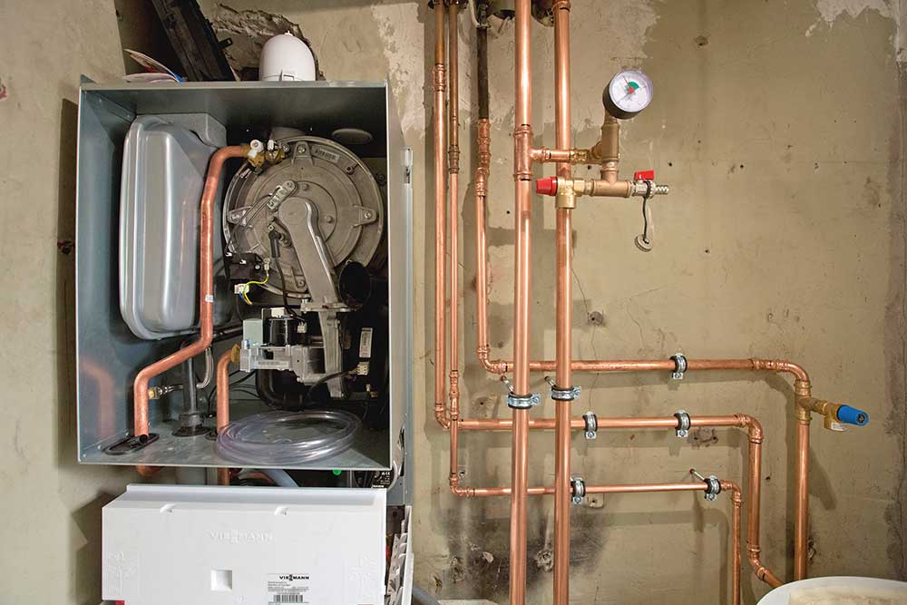 Wird ein neuer Heizkessel eingebaut, sollten auch die Rohrleitungen überprüft werden. Eine Dämmung der Heizungsrohre ist auch im Bestand bei Sanierungen Pflicht. Foto: ZVSHK