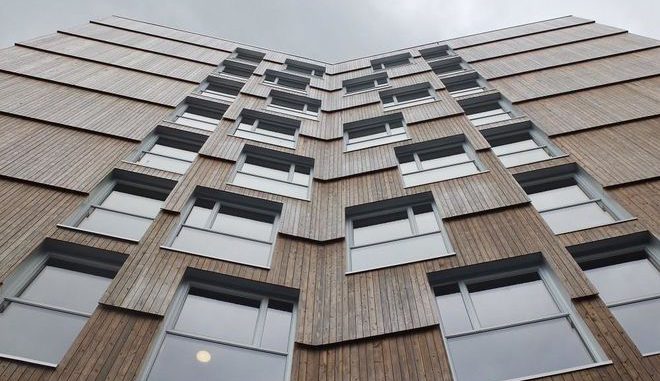4by3 Fertigteil-Fassaden aus Holz dämmen nicht nur, sondern können auch mit einer Holzverkleidung sehr gut aussehen. Foto: Pro Holz Austria