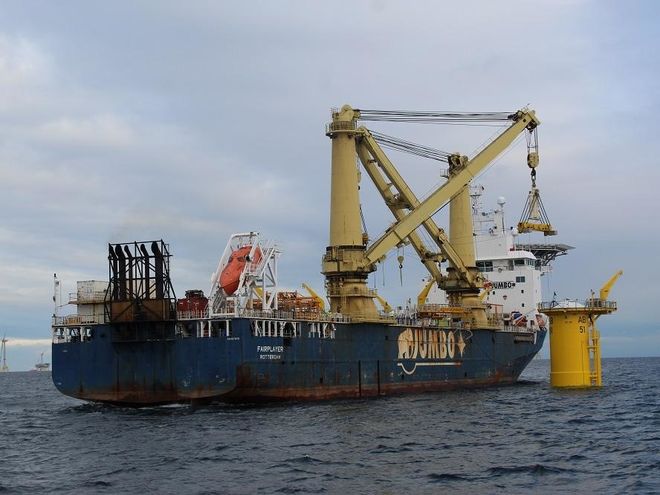 Aufsetzen eines Verbindungsstückes zwischen Fundamentrohr (Monopile) und der eigentlichen Windkraftanlage. Foto: Urbansky