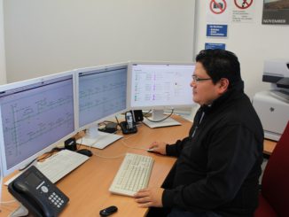 Havarietrainer Pedro Moreno an der Leitwarte, an der die Havariefälle simuliert werden. Foto: Urbansky