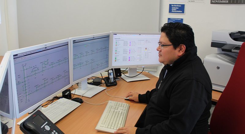 Havarietrainer Pedro Moreno an der Leitwarte, an der die Havariefälle simuliert werden. Foto: Urbansky