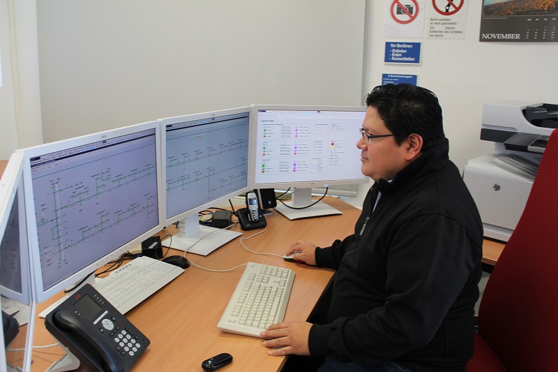 Havarietrainer Pedro Moreno an der Leitwarte, an der die Havariefälle simuliert werden. Foto: Urbansky