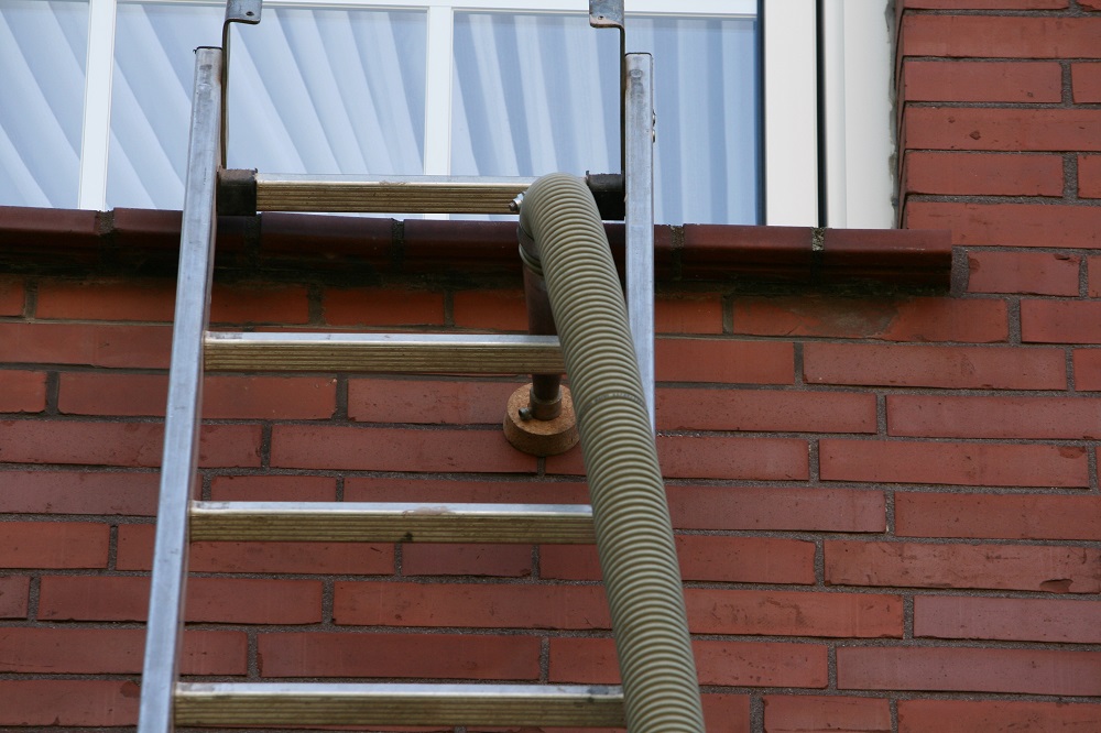 Die Einblasdämmung ist ein probates Mittel, um zweischalige Mauerwerke sinnvoll zu dämmen. Doch das Verfahren birgt auch Gefahren. Foto: Ecobfibre