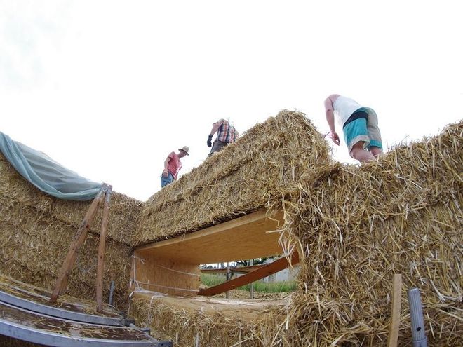 Bau eines Hauses, bei dem die Strohballen die tragende Konstruktion darstellen. Foto: Christian Keil / Strawalz.de
