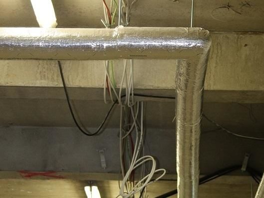 Heizungsrohre lassen sich wie hier beispielsweise mit einer Ummantelung mit Mineralwolle effektiv und mit geringen Investitionskosten dämmen. Foto: Urbansky