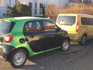 Auch das Laden eines E-Autos wude bei der Auslegung der PV-Anlage und des Batteriespeichers für mehr Autarkie mit berücksichtigt. Foto: Urbansky