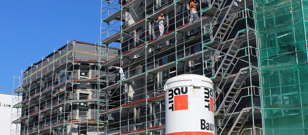 Die Art und Stärke der Dämmung ist sowohl im Neubau als auch in der Sanierung bestimmend für andere energetisch wichtige Komponenten, etwa Fenster. Foto: Urbansky