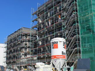 Die Art und Stärke der Dämmung ist sowohl im Neubau als auch in der Sanierung bestimmend für andere energetisch wichtige Komponenten, etwa Fenster. Foto: Urbansky