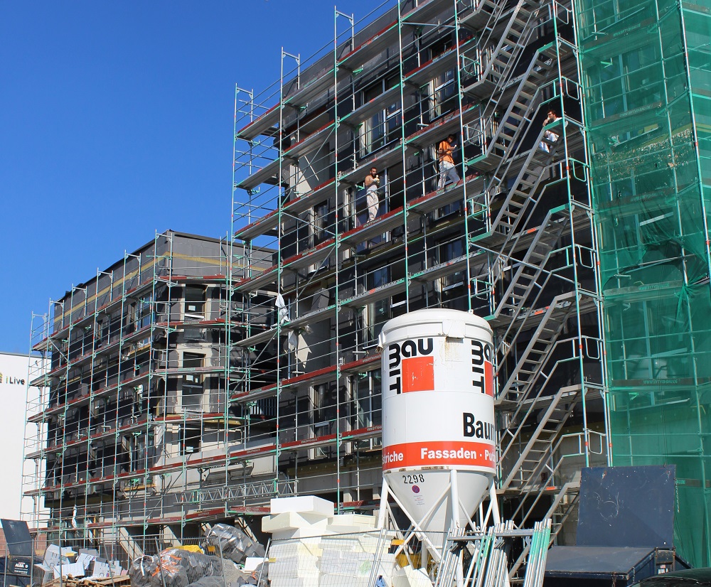 Die Art und Stärke der Dämmung ist sowohl im Neubau als auch in der Sanierung bestimmend für andere energetisch wichtige Komponenten, etwa Fenster. Foto: Urbansky