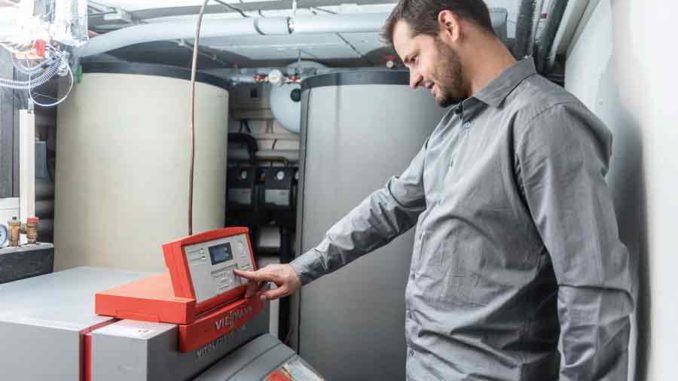 12_02 Mit der Einführung der Brennwerttechnik wurde die Verwendung von HEL schwefelarm notwendig, um Schäden durch stark säurehaltiges Kondensat zu vermeiden. Bild: IWO