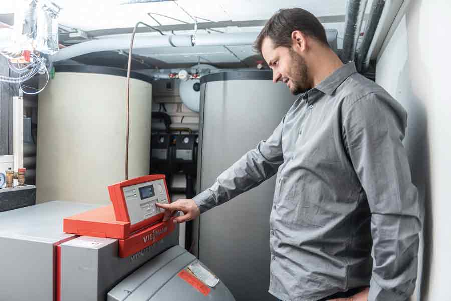 Mit der Einführung der Brennwerttechnik wurde die Verwendung von HEL schwefelarm notwendig, um Schäden durch stark säurehaltiges Kondensat zu vermeiden. Bild: IWO