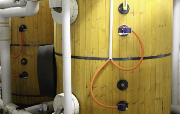 12_Trinkwassererwaermung Müssen garantiert regelmäßig auf Legionellen und andere Keime geprüft werden: zwei 2000-l-Speicher einer Großanlage zur Trinkwassererwärmung. Foto: Urbansky