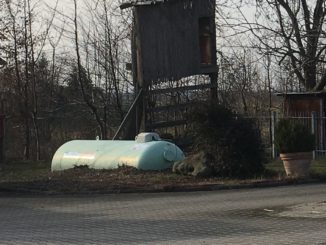Flüssiggas, hier ein halbvergrabener Erdtank, kommt vor allem in ländlichen Gegenden zum Einsatz, in denen keine Wärme- oder Gasnetze anliegen. Foto: Urbansky