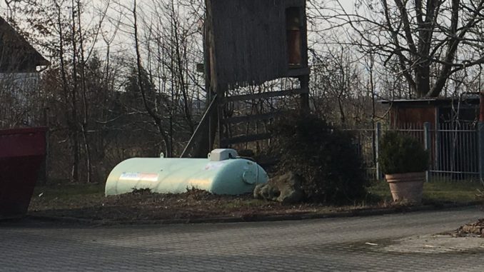 IMG_5272 Flüssiggas, hier ein halbvergrabener Erdtank, kommt vor allem in ländlichen Gegenden zum Einsatz, in denen keine Wärme- oder Gasnetze anliegen. Foto: Urbansky