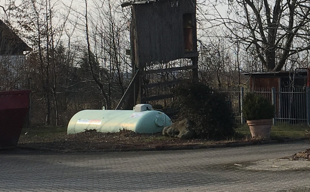 Flüssiggas, hier ein halbvergrabener Erdtank, kommt vor allem in ländlichen Gegenden zum Einsatz, in denen keine Wärme- oder Gasnetze anliegen. Foto: Urbansky