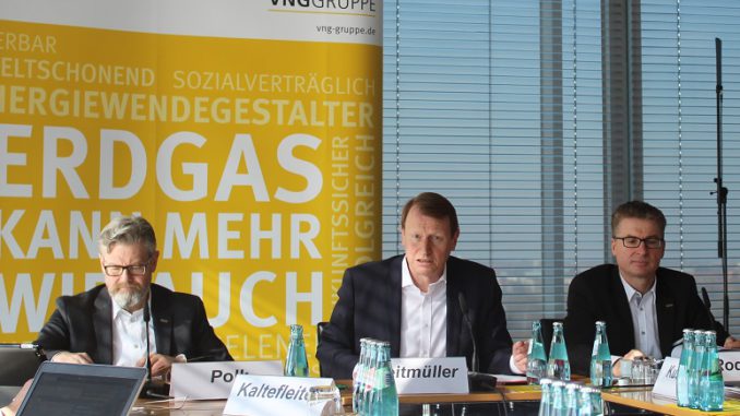 IMG_7301_kl Wollen auch ohne Schlips mehr können als nur Erdgas: VNG-Vorstände Hans-Joachim Polk, Ulf Heitmüller und Bodo Rodestock. Foto: Urbansky